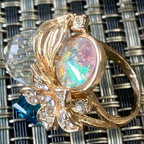 Beautiful Vintage Cluster Flower Ring with Blue and Clear Crystals (size 6.5) - Picture 5 of 13